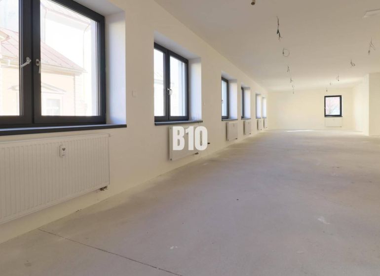 VÝNIMOČNÁ INVESTIČNÁ PRÍLEŽITOSŤ! ADMINISTRATÍVNY PRIESTOR (127,87 m²) - Priestranné kancelárie s oknami na Matúškovej ulici v Dolnom Kubíne.