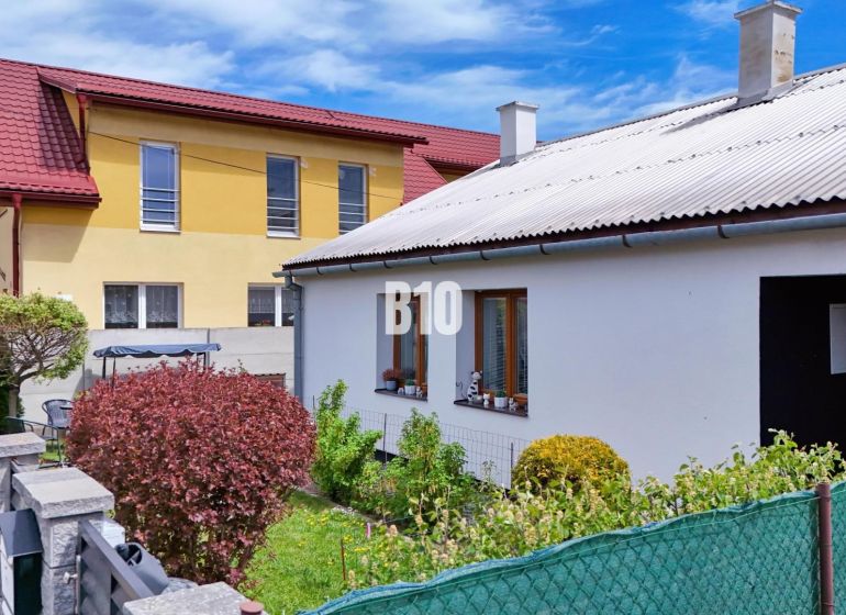 Ideálne bývanie: Zariadený dom 85m² s nízkymi nákladmi - Rodinný dom v Košťanoch nad Turcom s udržiavanou záhradou a farebnou fasádou.
