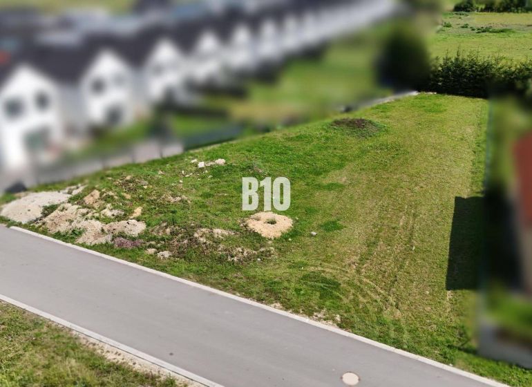 Stavebný pozemok v obci Diaková - Pozemok vhodný na bývanie v Diakovej s prístupovou cestou a okolnou zástavbou.