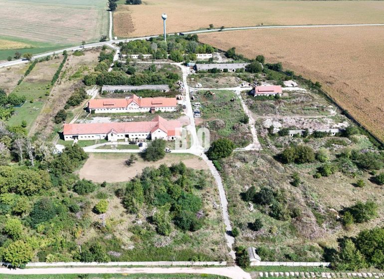 POZEMKY bývalého družstva v obci Rohožnica - Veľký Ďúr - Areál s budovami a prírodou obklopený poľnohospodárskymi a lesnými pozemkami v Leviciach.