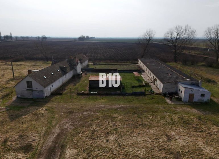 Výhodný hospodársky areál v obci Turá - Výrobné priestory v Ture so staršími budovami, uprostred poľnohospodárskej krajiny.