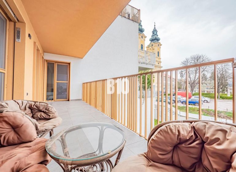 Výnimočný byt s panoramatickým výhľadom na Zobor - Balkón 3-izbového bytu v Nitre ponúka pohľad na centrum mesta.