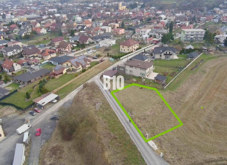 PRESTÍŽNY STAVEBNÝ POZEMOK S PROJEKTOM – ROSINA PRI ŽILINE - Pozemok na predaj, vhodný na bývanie, v obci Rosina, zobrazený z vtáčej perspektívy.
