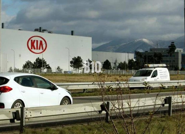 V  PRIAMEJ BLÍZKOSTI KIA  11000m2 lukratívny pozemok na výstavbu - Závod KIA Motors na Slovensku, autá na diaľnici, pozemky komerčné v pozadí.