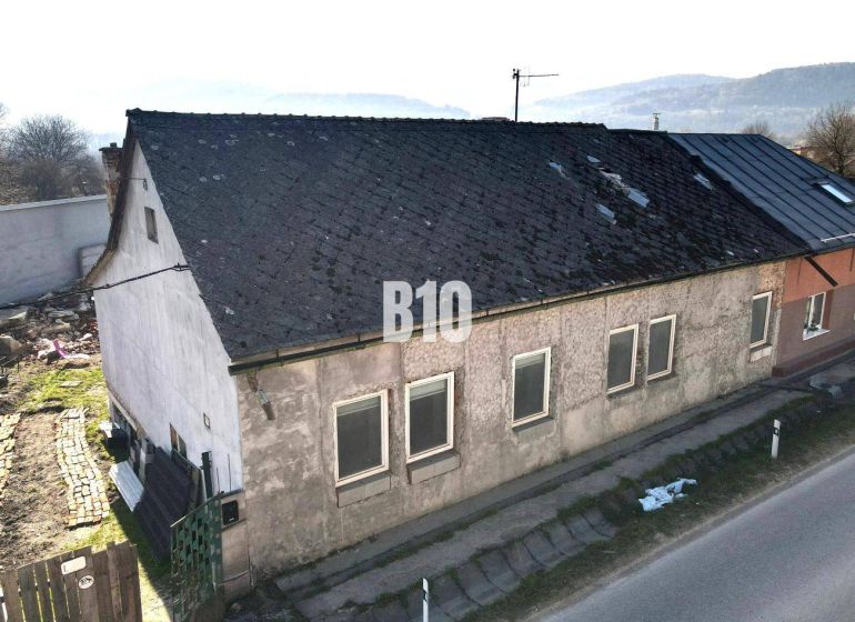 Rodinný dom na rekonštrukciu, 660m2 pozemok. - Rodinný dom v Bytči s opotrebovanou strechou a omietkou, vedľa hlavnej cesty.