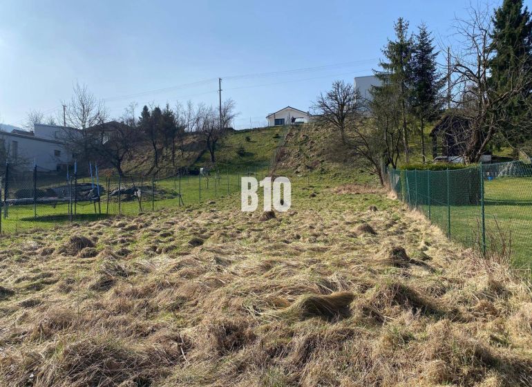 Slnečná záhrada v obci Radoľa na predaj - Pozemok na bývanie v Radoli obklopený trávou a oplotením, ideálny pre výstavbu.