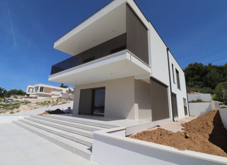 Chorvátsko, Žaborič - vila s krásnym výhľadom na more - Vila v Žaboriči s priestrannou terasou a minimalistickým dizajnom.