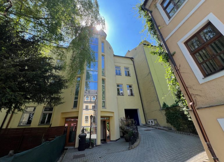 PRENÁJOM dvojkancelárie v centre Starého Mesta, Grösslingová ulica - Budova s presklenou fasádou na úzkej uličke, Grösslingova, Bratislava - Staré Mesto. Kancelárie.