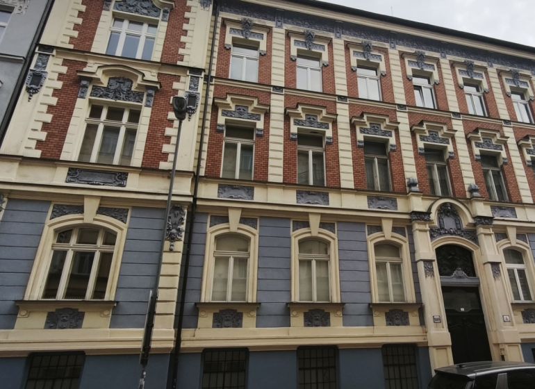 VEĽKORYSÝ 2i byt s rozlohou 76 m² v atraktívnej lokalite- Staré mesto - Historická budova na Leškovej ulici v Bratislave s reklamou realitnej kancelárie.