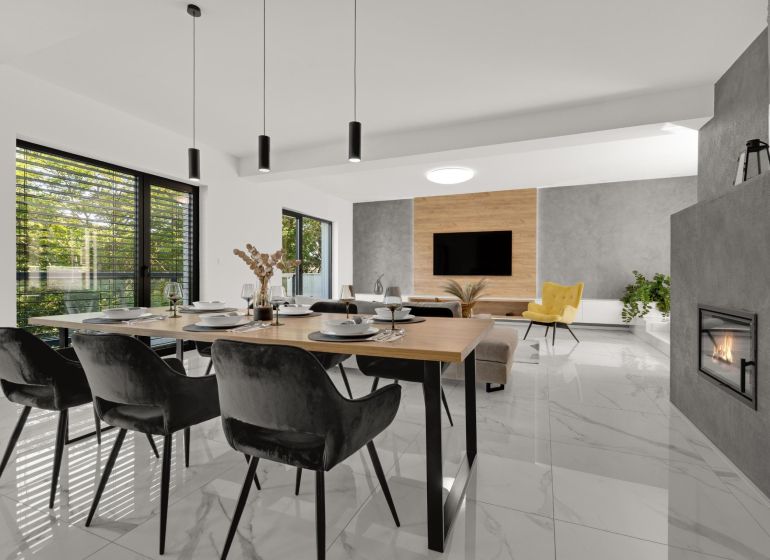 Na predaj nádherný 4 izbový luxusný byt,176 m2 + terasy 55 m2,2 garáž. - Jedáleň a obývacia časť 4-izbového bytu s krbom a balkónovými dverami.