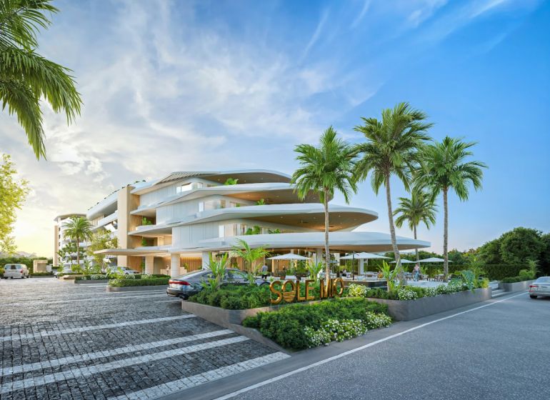 SOLE MIO RESIDENCES PHUKET - Výstavba bytov v Phukete s modernou architektúrou, obklopená palmami a parkovacou plochou.