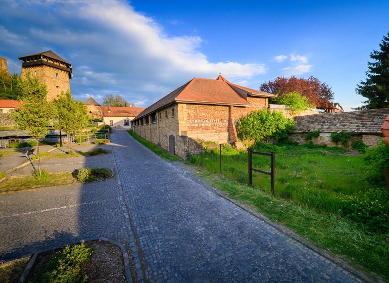 Pozemok v tesnej blízkosti hradu – Fiľakovo - Kamenný chodník vedúci popri historickej budove v Pozemkoch - komerčných vo Fiľakove.