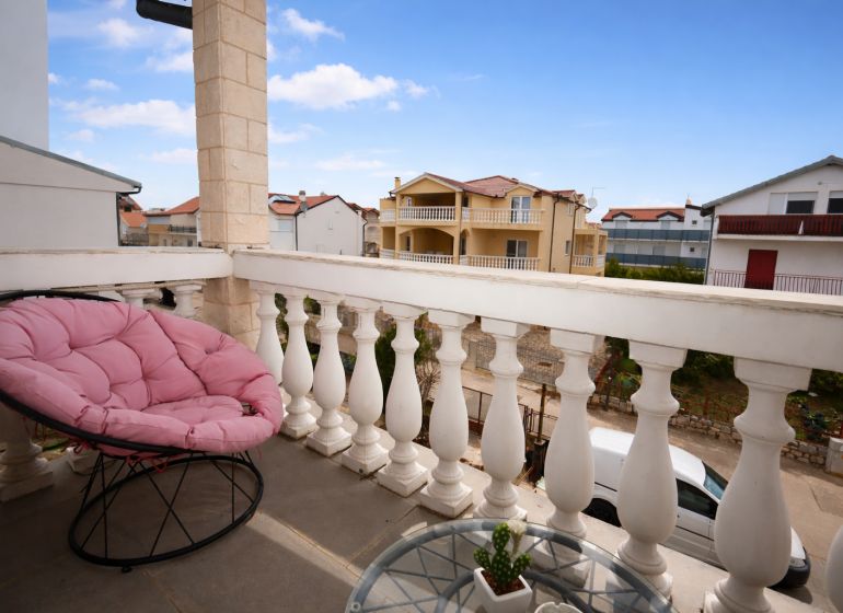 Vodice(HR)-Kompletne zariadený 3 izbový apartmán - Balkón rekreačného apartmánu vo Vodiciach, pohodlné kreslo s výhľadom na zástavbu.