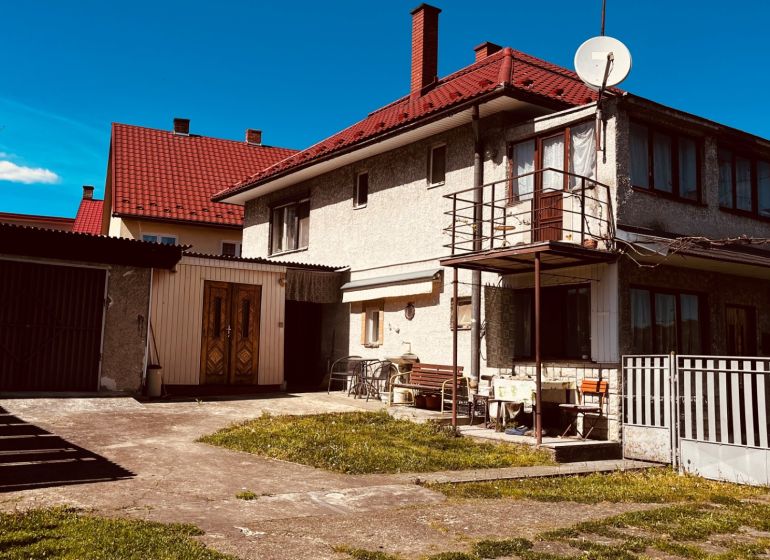 PREDAJ: Rodinný dom v srdci rekreačnej oblasti Domaša – Nová Kelča - Rodinný dom v Novej Kelči, Nová Kelča s dvorom, garážou a balkónom pod modrou oblohou.