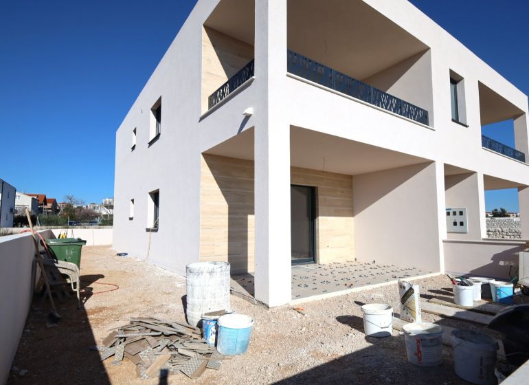 Vodice(HR)-3-izbový byt 81 m2 so záhradou - Stavba rekreačného apartmánu vo Vodiciach počas dokončovacích prác.