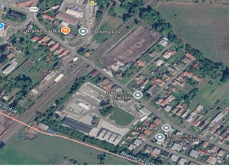  Predaj:Rod. Dom s pozemkom 368m2 v Príbovciach  - Letecká fotografia areálu a rodinných domov v časti mesta Martin, zameraná na infraštruktúru.