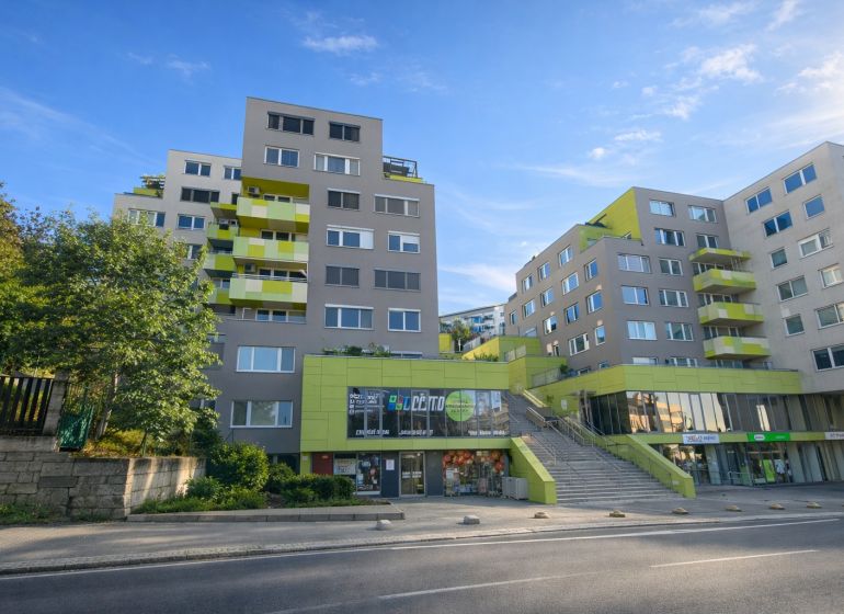 Slnečný 2i byt s loggiou, garáž, pivnica, novostavba, Stromová-Kramáre - Bytový dom na Stromovej ulici v Bratislave - Novom Meste s obchodnými priestormi.