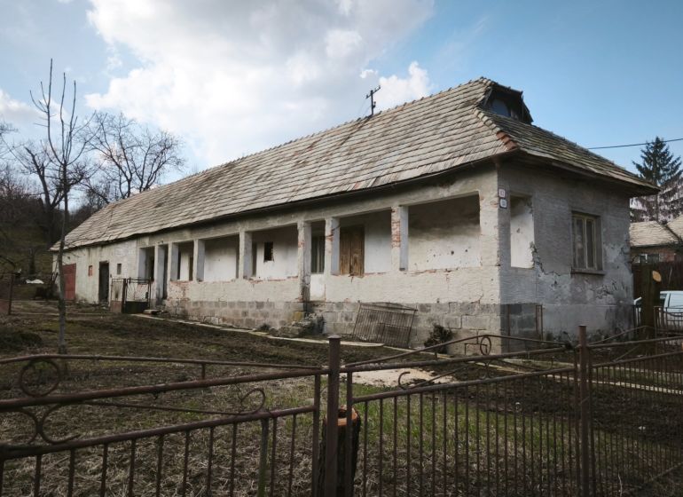 RD na rekonštrukciu na ul Tučekova vo V. Krtíši. - Rodinný dom na Tučekovej ulici vo Veľkom Krtíši so starou strechou a záhradou.
