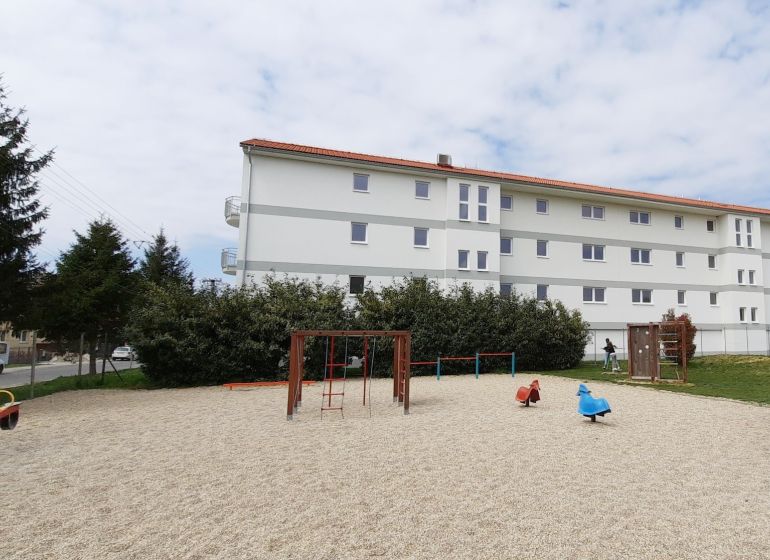 Na predaj 3 izb. byt s balkónom blízko centra - Detské ihrisko pri bytovom dome na Školskej ulici v Chorvátskom Grobe.