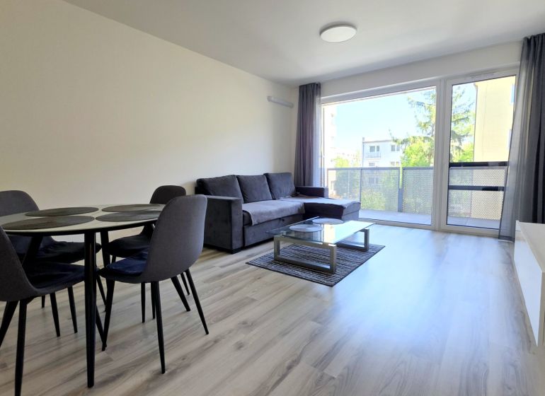 MODERNÝ 2i byt, POD VINICOU, LOGGIA, PARKING, Nové Mesto - Svetlá obývacia izba v 2-izbovom byte s kobercovým dekorom a balkónom.