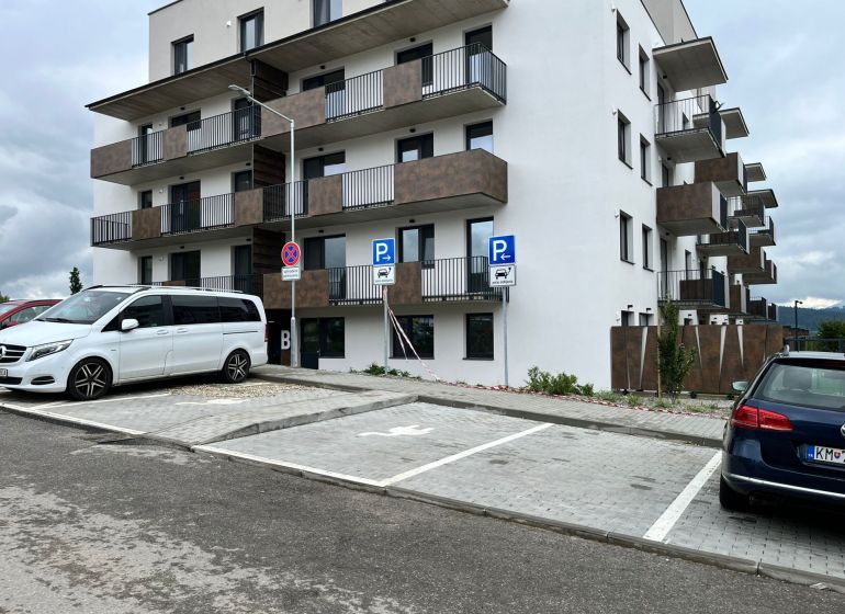 Prenájom kancelárskych / obchodných priestorov s terasou - Bytový dom v Považskej Bystrici s parkoviskom pre Kancelárie, moderné fasády.