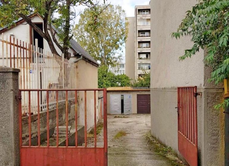 PREDAJ - Garáž s pozemkom na Prešovskej ulici - Vstupné brány s garážami na Prešovskej ulici v Bratislave - Ružinove.
