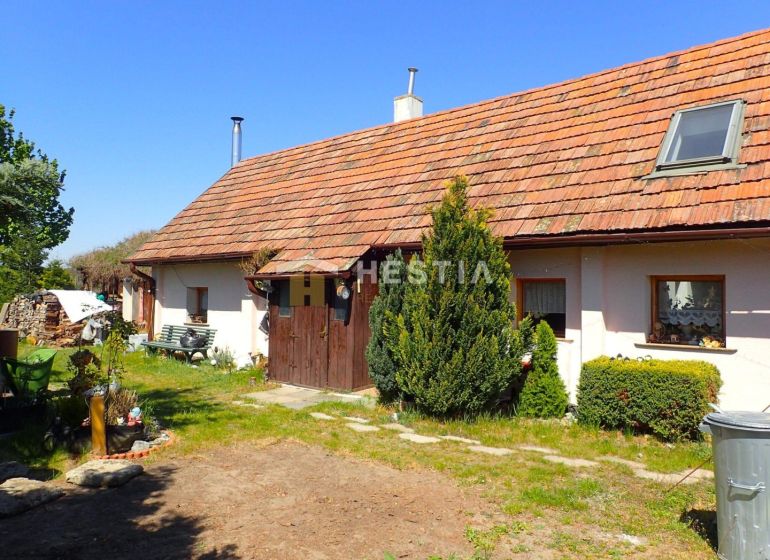 Menší rodinný dom Borský Mikuláš - ideálny na chalupu - Rodinný dom v Borskom Mikuláši so škridlovou strechou a zelenou záhradou.