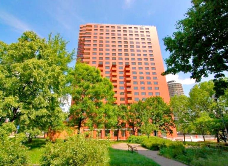 Garážove státie, Manhattan, Račianska ulica - V Bratislave - Novom Meste na Račianskej sú garáže pri modernom bytovom dome v parku.