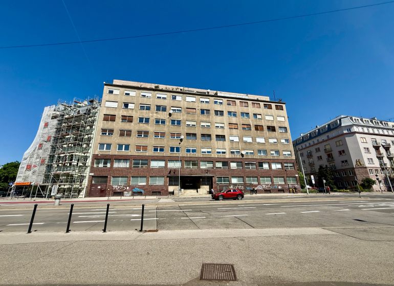 Na predaj – kancelárske priestory v centre  - Budova na Dostojevského rade v Bratislave - Starom Meste, Kancelárie, so zaparkovaným červeným autom.