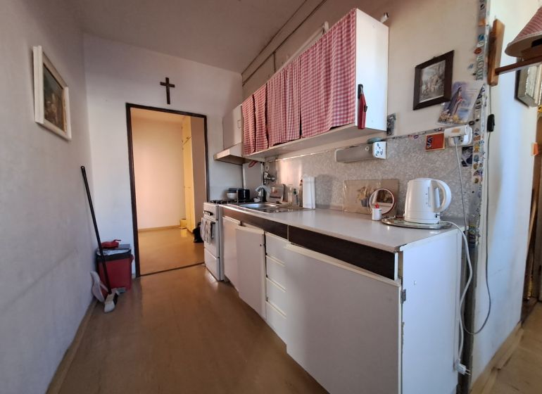 Centrum Martina slnečný 3-izbový byt s balkónom a potenciálom - Kuchyňa v 3-izbovom byte s podlahou s dreveným dekorom.