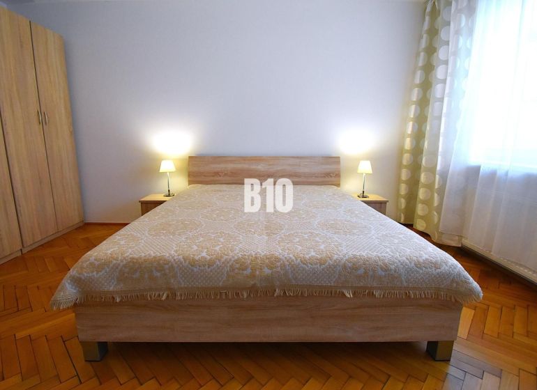 NA PRENÁJOM Priestranný 3 izbovy byt Žilina  - centrum mesta , FOR REN - Spálňa s dreveným dekorom v 3-izbovom byte, svetlá a jednoduchá dekorácia.
