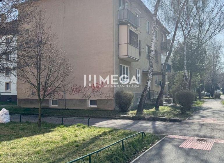 PREDANÉ- 2 izbový byt s balkónom blízko centra mesta Humenné - Bytový dom na Sokolovskej ulici v Humennom, vhodný pre 2-izbový byt.
