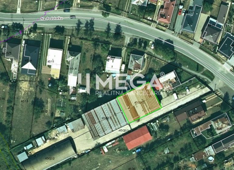 Na predaj výrobná hala v meste Humenné - Letecký pohľad na obchodné priestory v Humennom na ulici Na podskalku.
