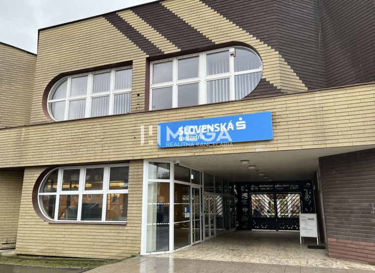 Na prenájom kancelárie v centre mesta Stropkov - Exteriér kancelárií na Hlavnej ulici v Stropkove s dominujúcimi oblými oknami.