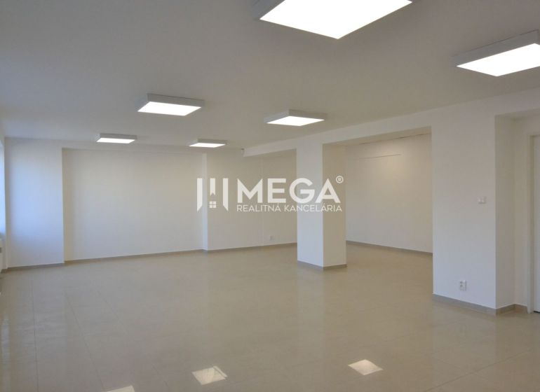 Na prenájom - priestor na prízemí 61,50 m2 na ul. Tolstého v meste Hum - Svetlé obchodné priestory s keramickou podlahou a stropným osvetlením v Humennom.