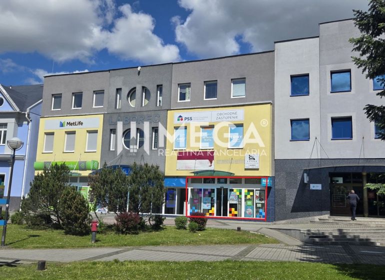NA PRENÁJOM LUKRATÍVNY PRIESTOR NA NÁMESTÍ v meste Humenné - Obchodné priestory na Námestí slobody v Humennom, moderné fasády a výkladné okná.