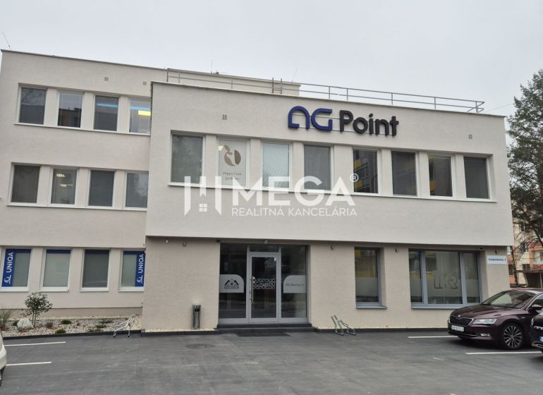PRENÁJOM komerčného priestoru (26 m2) blízko centra Humenné - Budova s obchodnými priestormi na ulici Osloboditeľov v Humennom, pri parkovisku.