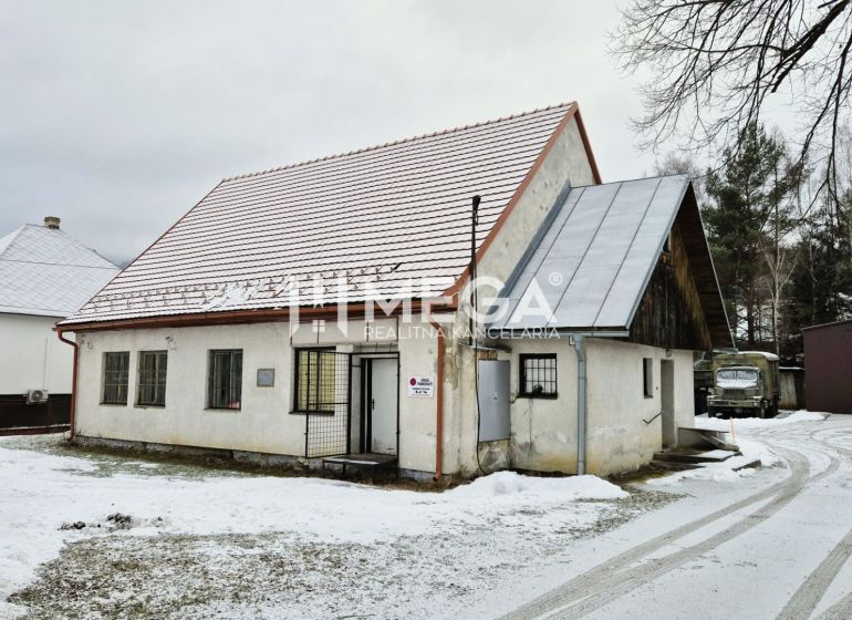 Predaj budovy v obci Zboj - Obchodné priestory v Zboji so zasneženou strechou a zasneženou príjazdovou cestou.
