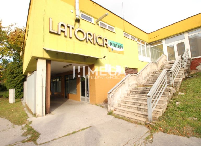 NA PRENÁJOM: Komerčný priestor v OC Latorica – Košice - Exteriér obchodných priestorov na Buzuluckej ulici v Košiciach III s nápisom 