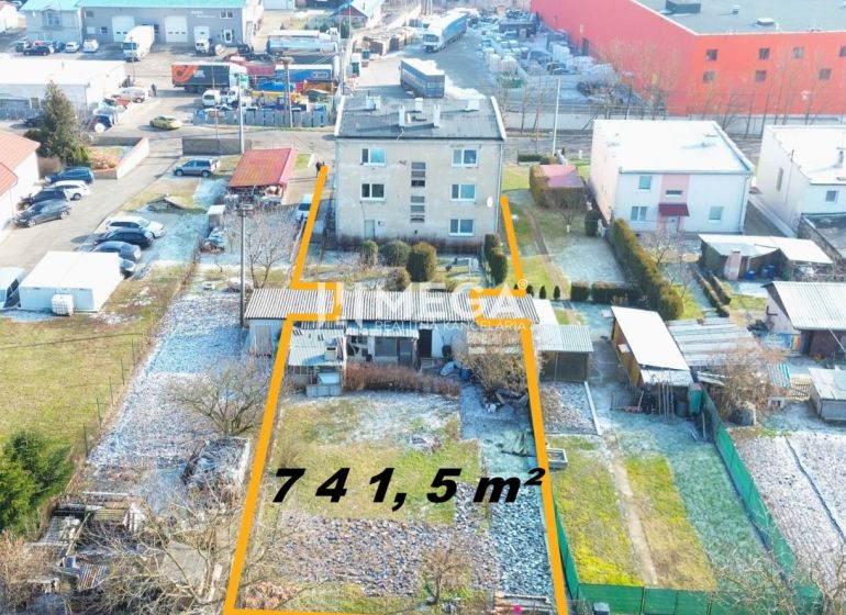 NA PREDAJ KVALITNÝ STAVEBNÝ POZEMOK 741,5 m² V MESTE HUMENNÉ - Letecký pohľad na pozemky na bývanie v Humennom, pokryté snehom, obkolesené budovami.