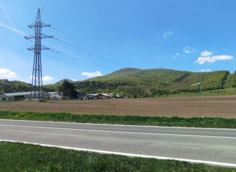 Investičná orná pôda 1 583 m² v Smoleniciach - Krajina na Továrenskej v Smoleniciach s poľnohospodárskymi a lesnými pozemkami a elektrickým vedením.