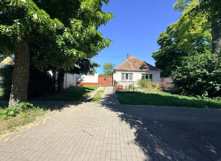 V exkluzívnom zastúpení majiteľa ponúkame na predaj rodinný dom - Rodinný dom na Hlavnej ulici v Zavare, obklopený zeleňou a spevnenou prístupovou cestou.