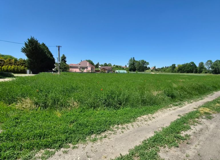 Stavebný pozemok v pokojnej časti obce Veselé - Pozemky - bývanie v obci Veselé, ulica Veselé, s rozsiahlou zelenou lúkou a domami.