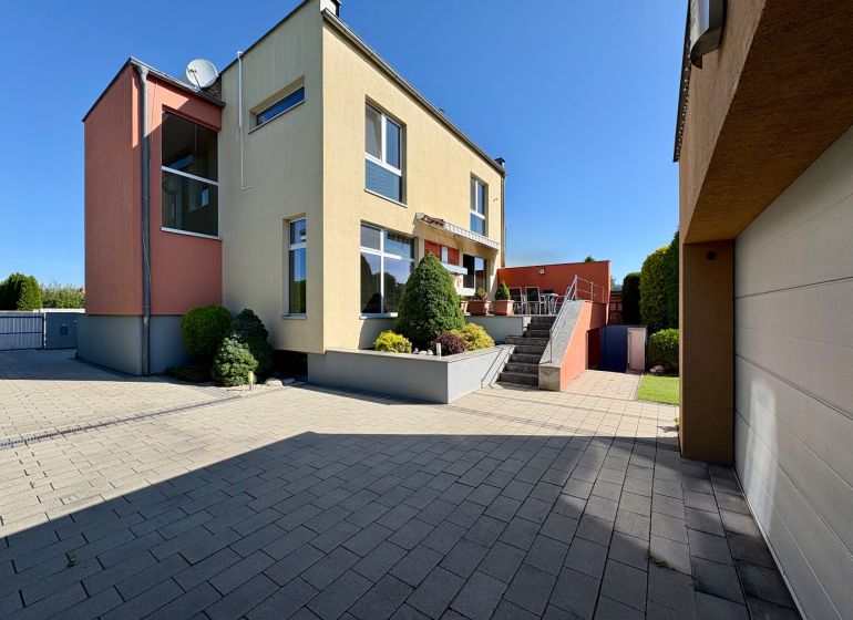 Luxusný RD - upravený pozemok - obľúbená lokalita - Rodinný dom v Partizánskom so záhradou, terasou a garážou na spevnenom dvore.