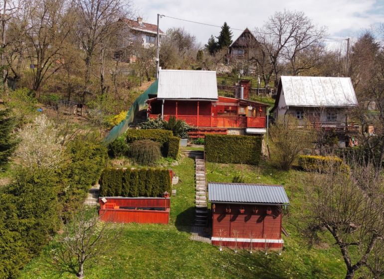 PREDAJ Rekreačná chata so záhradkou, Suchá Dolina, Košice-Sever - Chata na Kavečianskej ceste v Košiciach, mestská časť Sever, obklopená záhradou a stromami.
