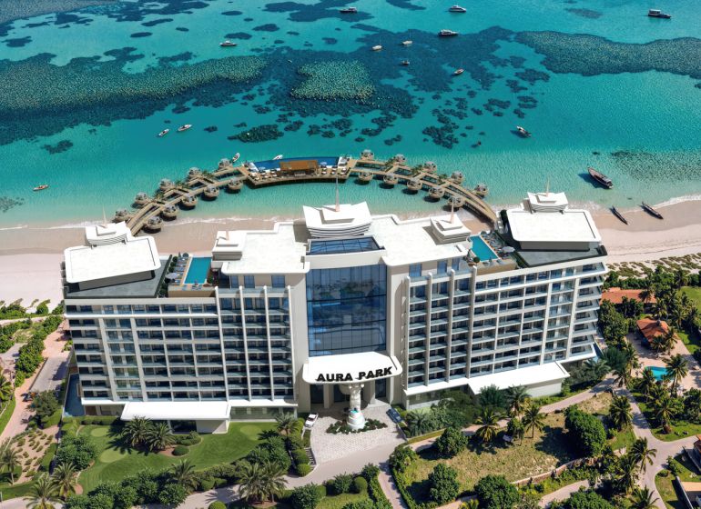 Predaj 4-izbového bytu, Zanzibar - Hotel v Paje s výhľadom na tyrkysové more a loďky pri pláži.