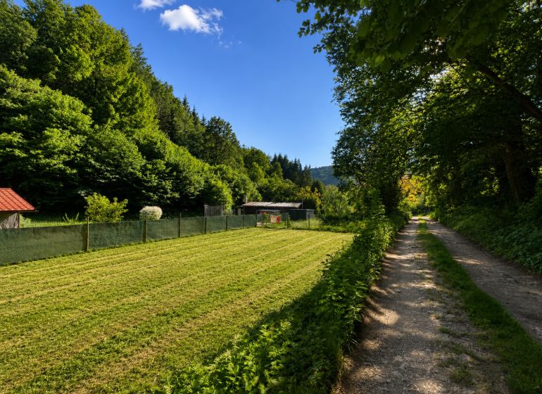 Na predaj pozemok - Banská Bystrica/Kostiviarska P121ZL - Pozemok na bývanie v Kostiviarskej, Banská Bystrica, vedľa Kostiviarskej cesty, obklopený zeleňou.