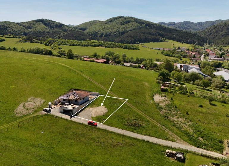 Iba 10km od Žiliny - STAVEBNÝ POZEMOK - Lietavská Svinná - Pozemky na bývanie v Lietavskej Svinnej-Babkove uprostred zelenej krajiny s dedinou v pozadí.