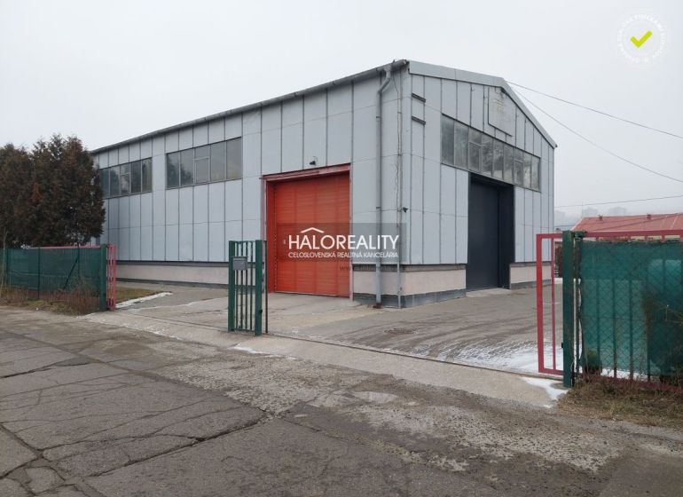Prenájom, skladový priestor Košice Džungľa - EXKLUZÍ... - Sklady a haly v mestskej časti KE - Džungľa, s plechovou konštrukciou a červenou bránou.