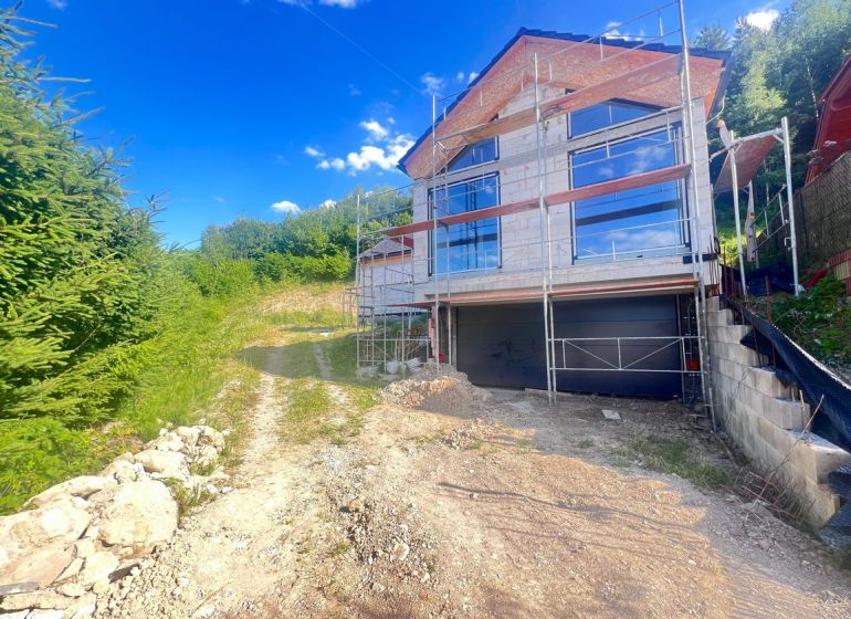 Na predaj štýlová novostavba nízkoenergetického rodinného domu - Badín - Rodinný dom v rekonštrukcii s lešením, obklopený prírodou v Badíne, okres Banská Bystrica, Slovensko.